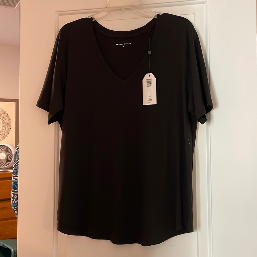 BNWT Universal Standard Tee Size S (14/16)